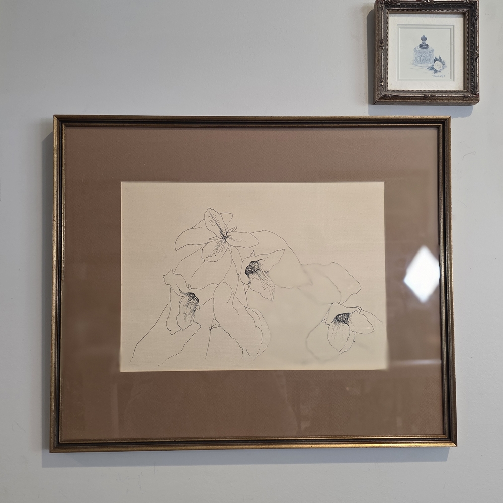 Original L. Peters Ink Drawing – Minimalist Trillium Flower Botanical Art